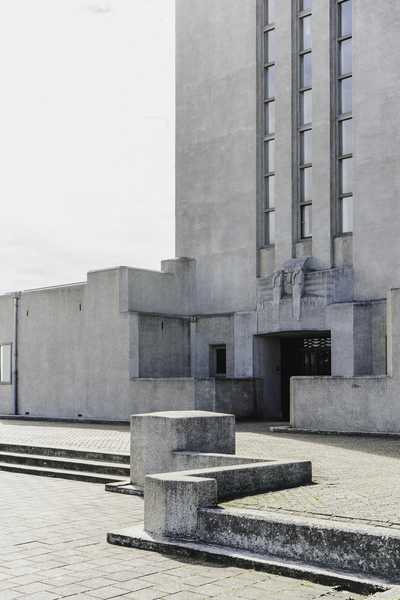 The image depicts a building made of composite materials such as cement, concrete, and stone. The chosen composition creates a special interplay of lines. The location is Radio Kootwijk.